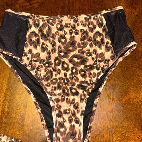 Aerie Longline Plunge Leopard Ring
Mesh High Cut Cheeky Bikini Top Set Size S - Picture 7 of 15
